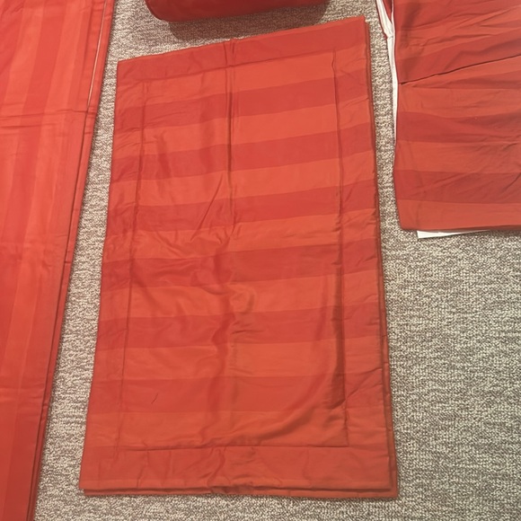 Bed skirt and pillow set. - Picture 4 of 4